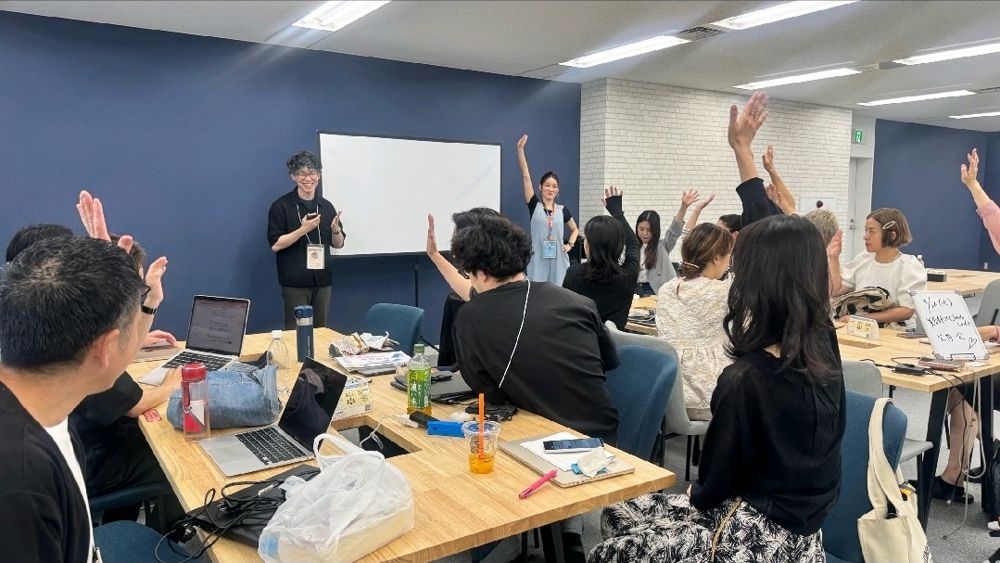 AI勉強会の様子。講師の問いかけに、参加者の美容師さんたちが手を挙げて答えている